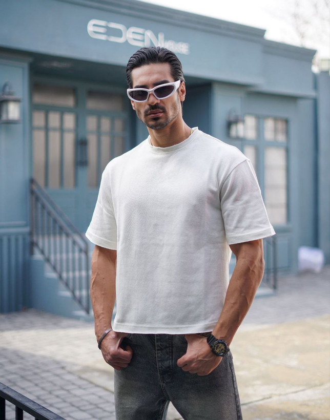 عمده تیشرت مردانه یقه گرد طرح کثیف دوزی رنگ سفید تنخور آزاد یا تولیدی تیشرت مردانه مدل ریشدار سفید استایل خیابانی