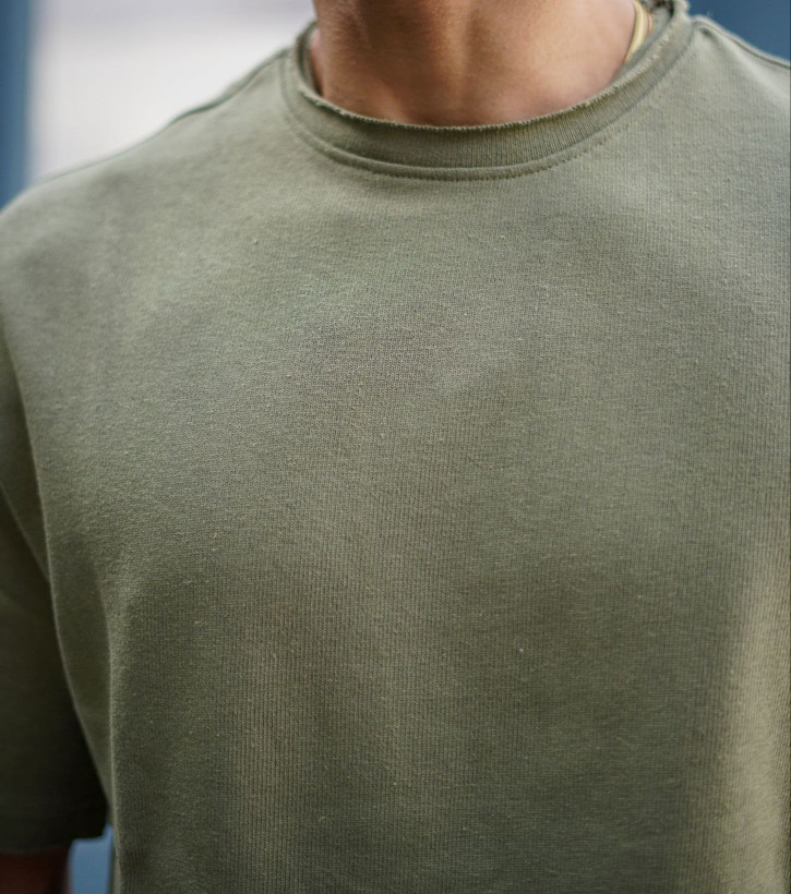 عمده تیشرت مردانه یقه گرد طرح کثیف دوزی رنگ سبز زیتونی تنخور آزاد یا تولیدی تیشرت مردانه مدل ریشدار سبز استایل خیابانی