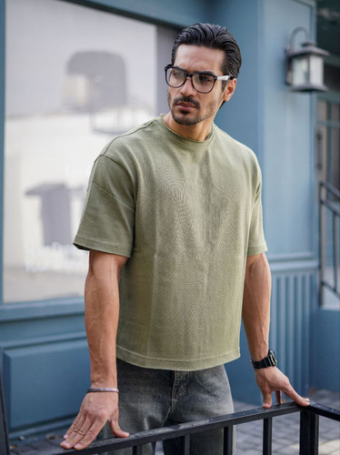 عمده تیشرت مردانه یقه گرد طرح کثیف دوزی رنگ سبز زیتونی تنخور آزاد یا تولیدی تیشرت مردانه مدل ریشدار سبز استایل خیابانی
