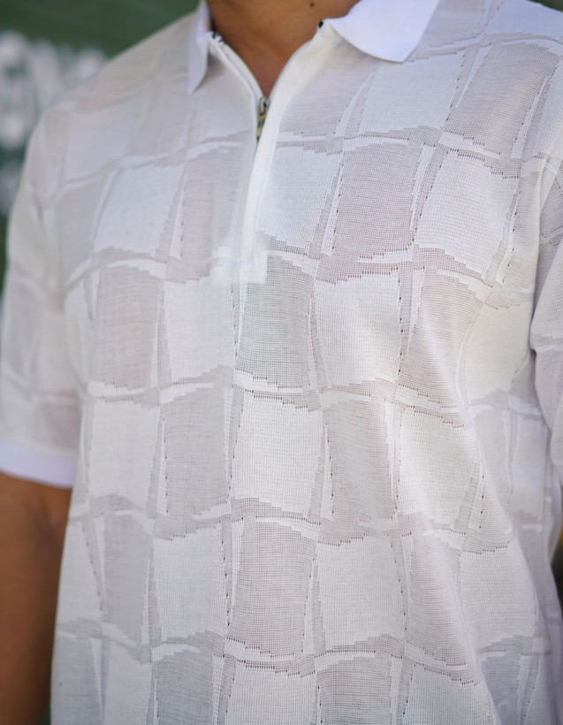 پولوشرت سفید یقه نیم زیپ بافت اکریلیک طرح شطرنجی