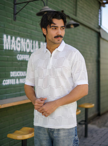 پولوشرت سفید یقه نیم زیپ بافت اکریلیک طرح شطرنجی