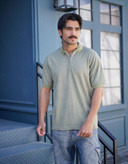 پولوشرت زیتونی یقه نیم زیپ بافت اکریلیک طرح شطرنجی