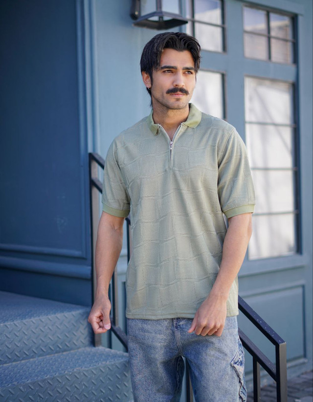 پولوشرت زیتونی یقه نیم زیپ بافت اکریلیک طرح شطرنجی