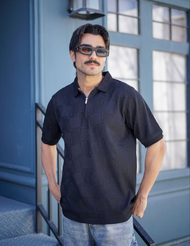 پولوشرت مشکی یقه نیم زیپ بافت اکریلیک طرح شطرنجی