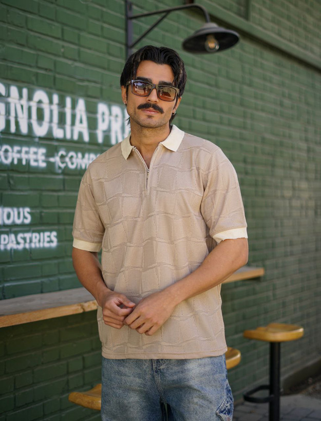 پولوشرت نسکافه ای (بژ) یقه نیم زیپ بافت اکریلیک طرح شطرنجی