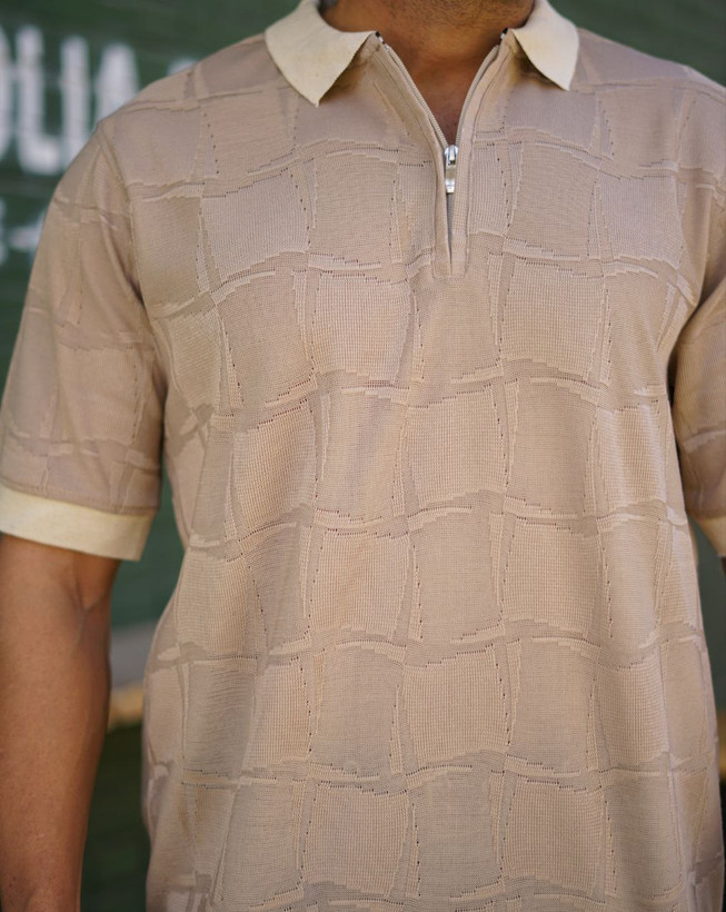 پولوشرت نسکافه ای (بژ) یقه نیم زیپ بافت اکریلیک طرح شطرنجی