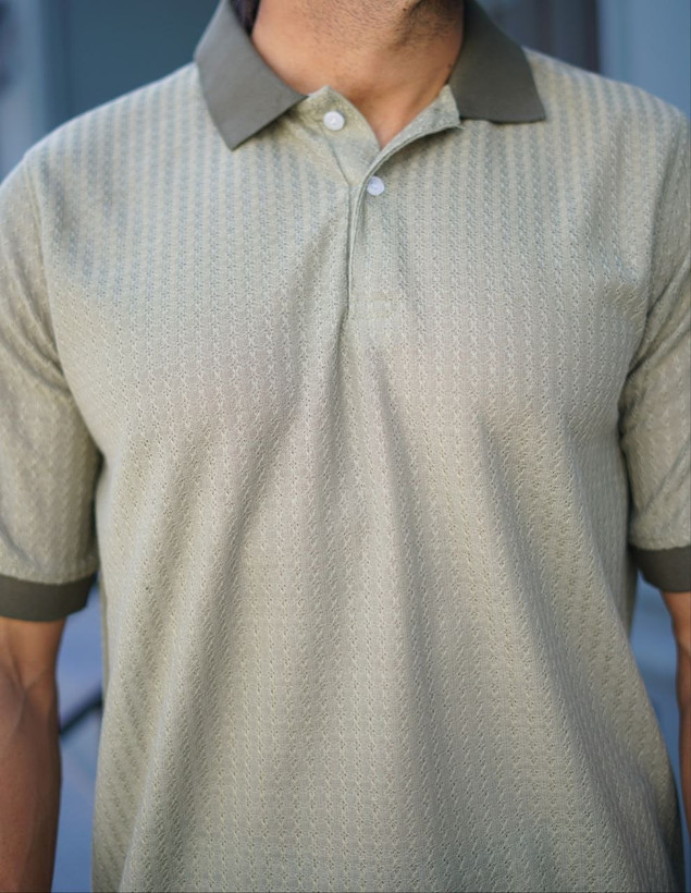 پولوشرت سبز زیتونی یقه دو دکمه بافت ظریف اکریل، مناسب برای خرید عمده لباس مردانه