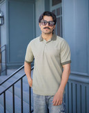 پولوشرت سبز زیتونی یقه دو دکمه بافت ظریف اکریل، مناسب برای خرید عمده لباس مردانه