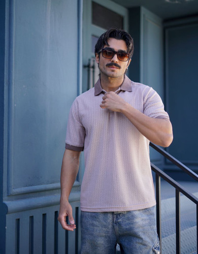 پولوشرت رنگ یاسی یقه دو دکمه بافت ظریف اکریل، مناسب برای خرید عمده لباس مردانه