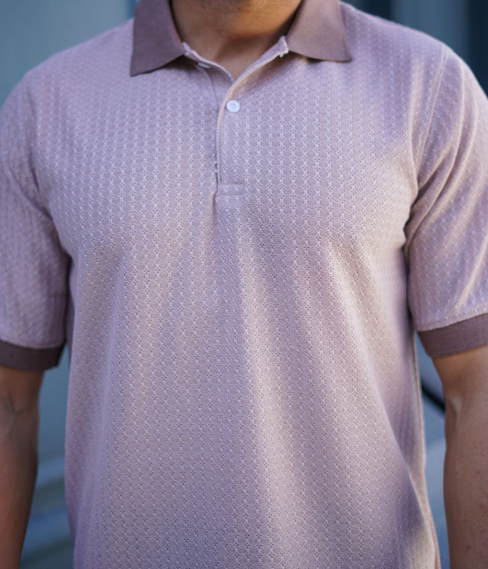 پولوشرت رنگ یاسی یقه دو دکمه بافت ظریف اکریل، مناسب برای خرید عمده لباس مردانه