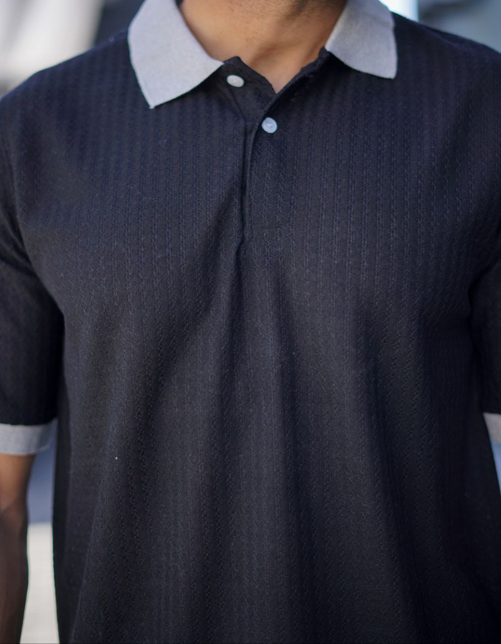 پولوشرت مشکی یقه دو دکمه بافت ظریف اکریل، مناسب برای خرید عمده لباس مردانه