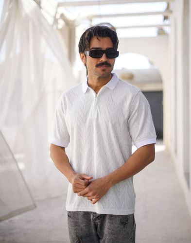 خرید عمده پولوشرت سفید نیم زیپ بافت طرح فلش