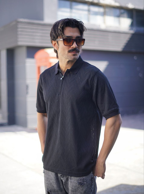 خرید عمده پولوشرت مشکی نیم زیپ بافت طرح فلش