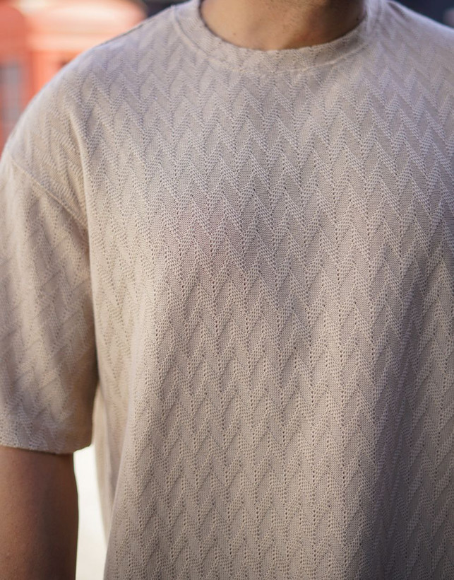 بافت پارچه ویسکوز پنبه طرح زیگزال در پولوشرت یقه گرد مردانه رنگ نسکافه ای"